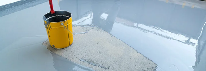 Grauer Boden mit Eimer und Kelle